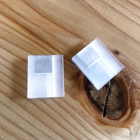 カーテンの隙間風を防止 セリアでちょっとした寒さ対策