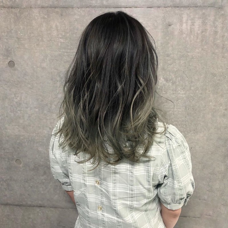 大人の魅力たっぷり カーキグレージュ で髪色を楽しんで Mine