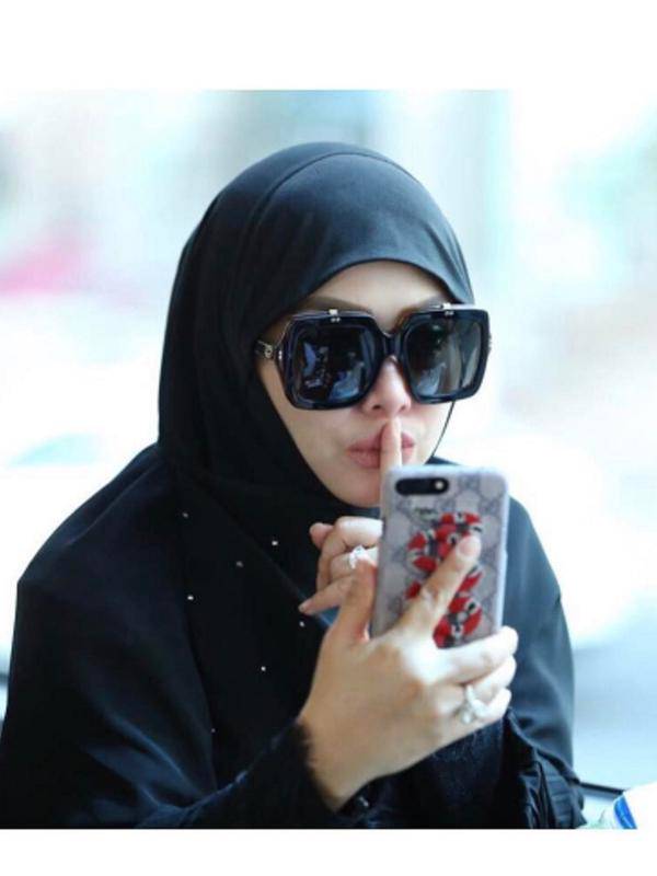 10 Gaya Berhijab Syahrini Ada yang Puji Ada yang Kritik Pedas