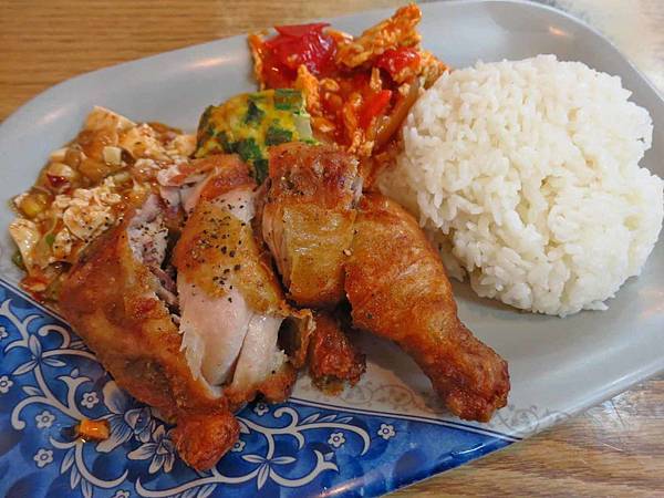 【桃園美食】潔園小吃-香酥內多汁的酥炸雞腿飯 【桃園美食】潔園小吃-香酥內多汁的酥炸雞腿飯