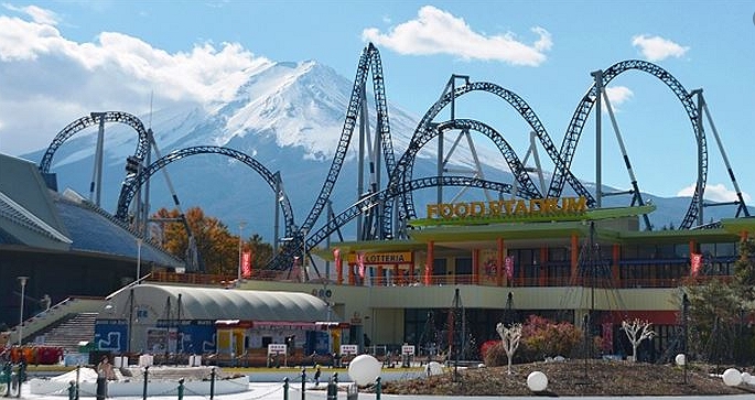 日本富士急樂園社長親自示範，防疫期間如何搭雲霄飛車不尖叫