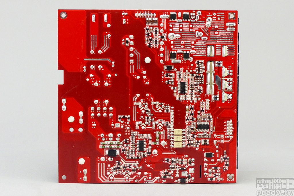電路板背面採用紅色防焊漆，多數控制晶片安排於此