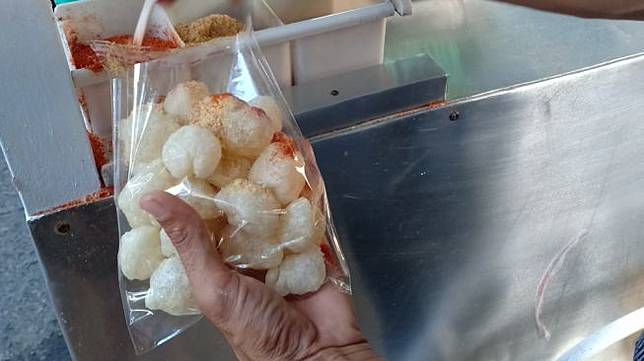 Siap Grak! Viral Pria Beli 1 Butir Cimol Jumbo Rp30 Ribu, Warganet Salah  Fokus Dengan Isinya