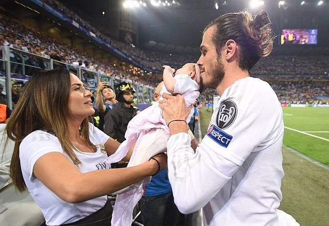 4 Pesepak Bola Paling Setia Sama Pasangan, Relationship Goal!