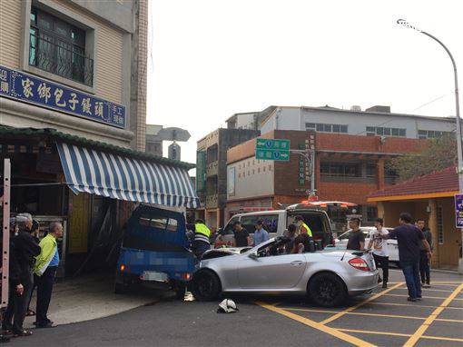 賓士跑車對決小貨卡　他慘被撞進店內