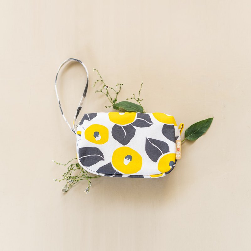 一件一件接單製作，讓真正需要的物件才產出到這個世界上來。//可私訊您喜歡的館內花布截圖，與小花確認布料是否還夠，並討論選製館內的商品。//依據尺寸微調與布料不同而估價。//手工裁製，不會有機器量產的精