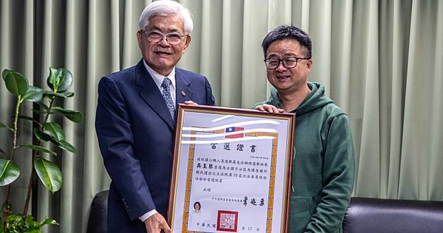 民進黨不分區立委當選證書　李進勇親頒給羅文嘉