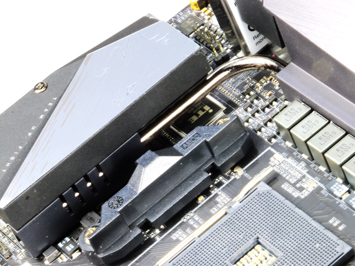 透過L型直觸式散熱管、堆棧式散熱鰭片和散熱裝甲的散熱設計，可以確保供電區域和M.2插槽都能得到有效的散熱效果。