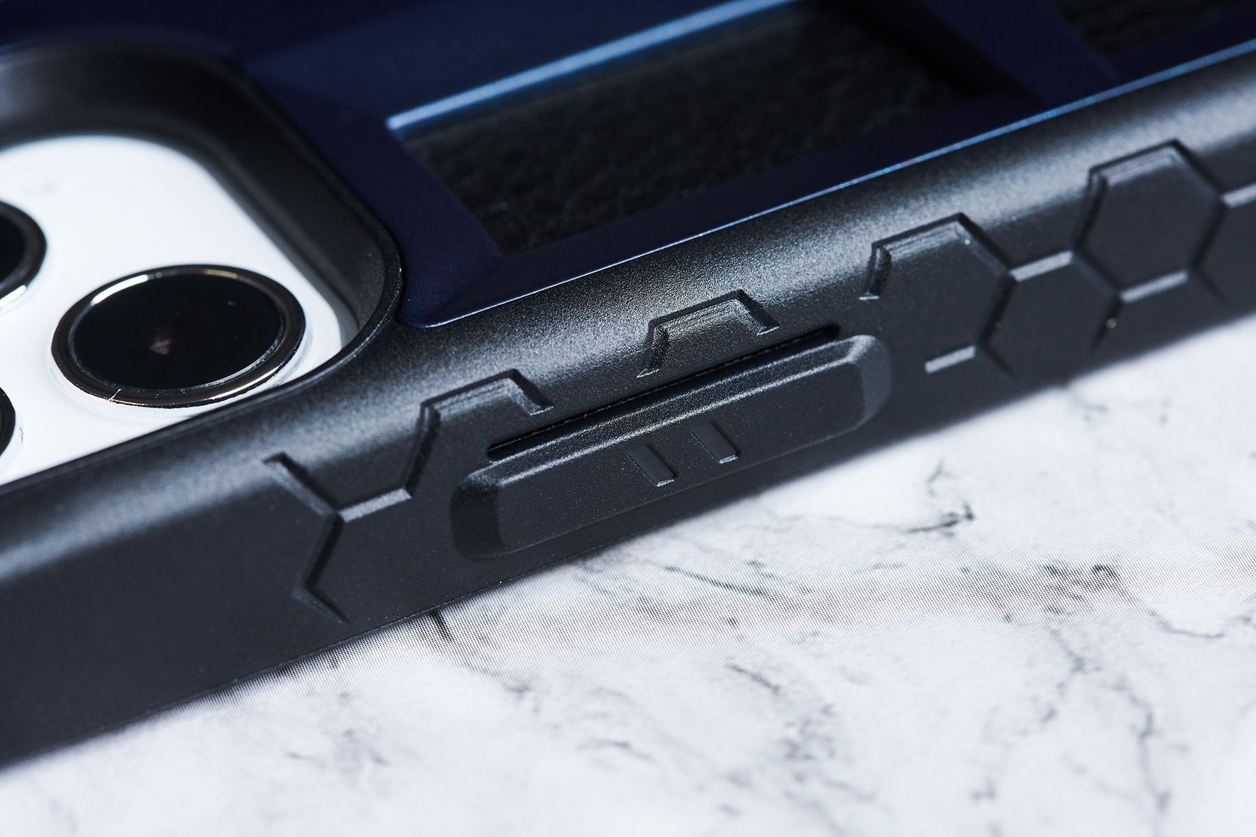 邊框處的蜂巢式壓紋以及對應按鍵的外按鍵設計都帶來更直覺、更穩定的使用手感。