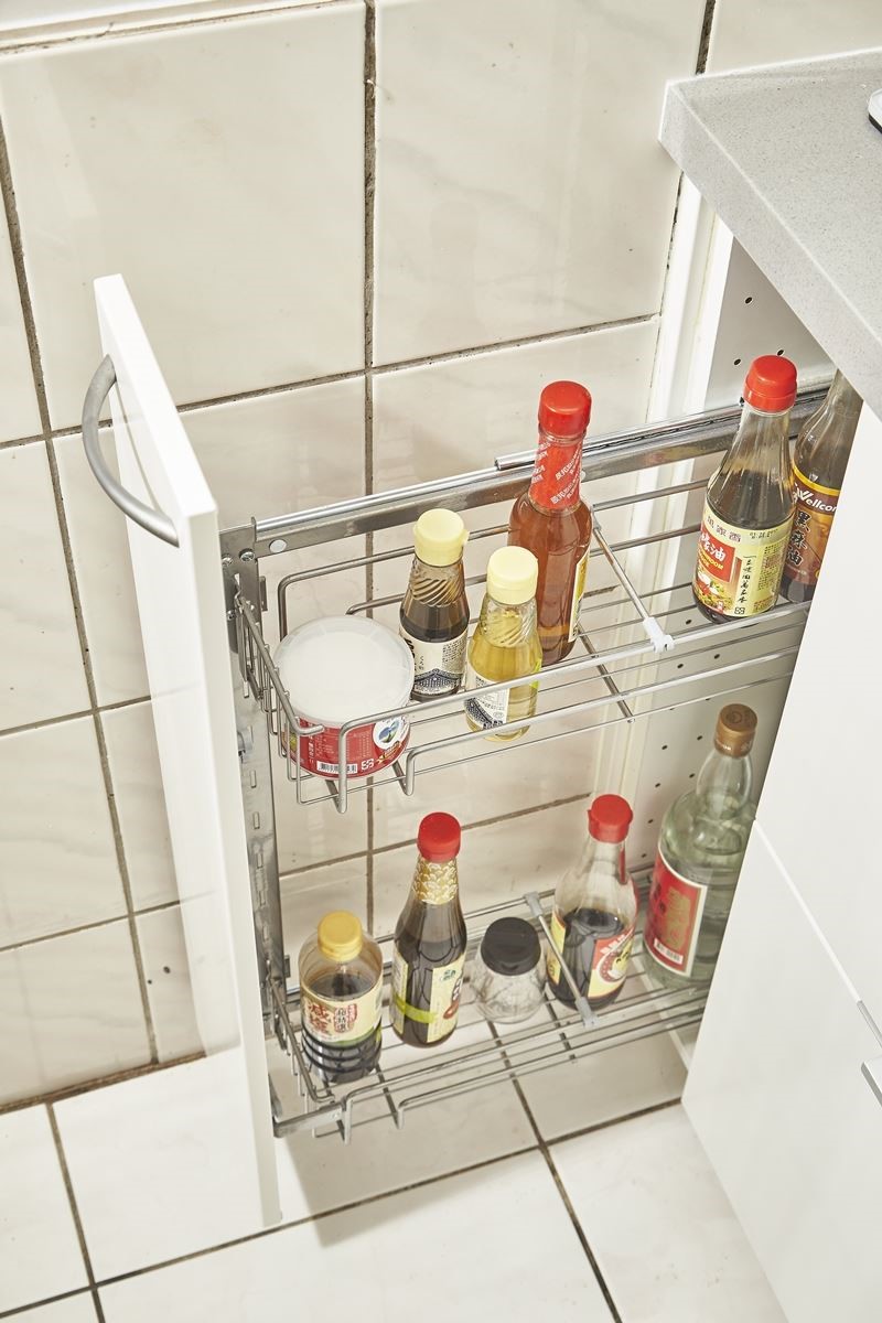 這間15年中古屋，當初購屋沿用建商配置的餐廚設備，小