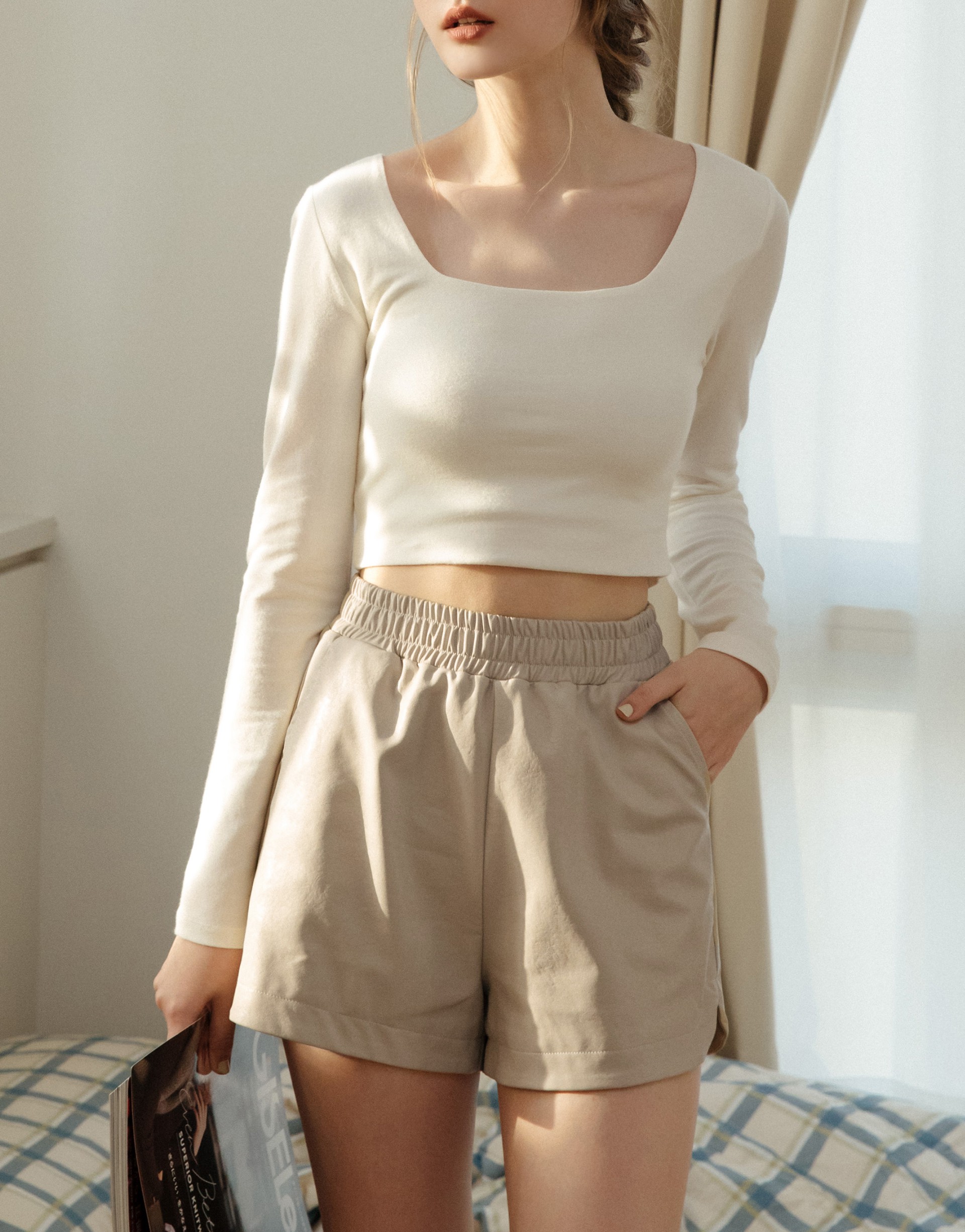 腰圍鬆緊帶設計/兩側有口袋/後片假口袋/兩側圓弧開岔造型/無內裡