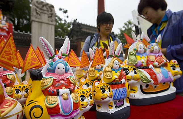 Beijing Lord Rabbit Figurines