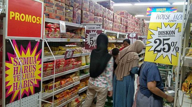 Warga berbelanja di gerai Giant Ekspres Mampang Prapatan, Minggu (23/6). [Suara.com/Muhaimin A Untung]