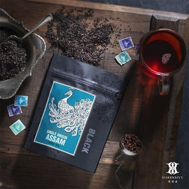產地紅茶/麥芽香氣/晨起適飲印度東北部的阿薩姆邦是世界上著名的茶產地之一，茶葉生長在雅魯藏布江流域鬱鬱蔥蔥的地區，以其濃郁並帶有強烈麥芽香的味道而聞名。因其茶濃並帶有特殊香氣，加入牛奶泡成阿薩姆奶茶更