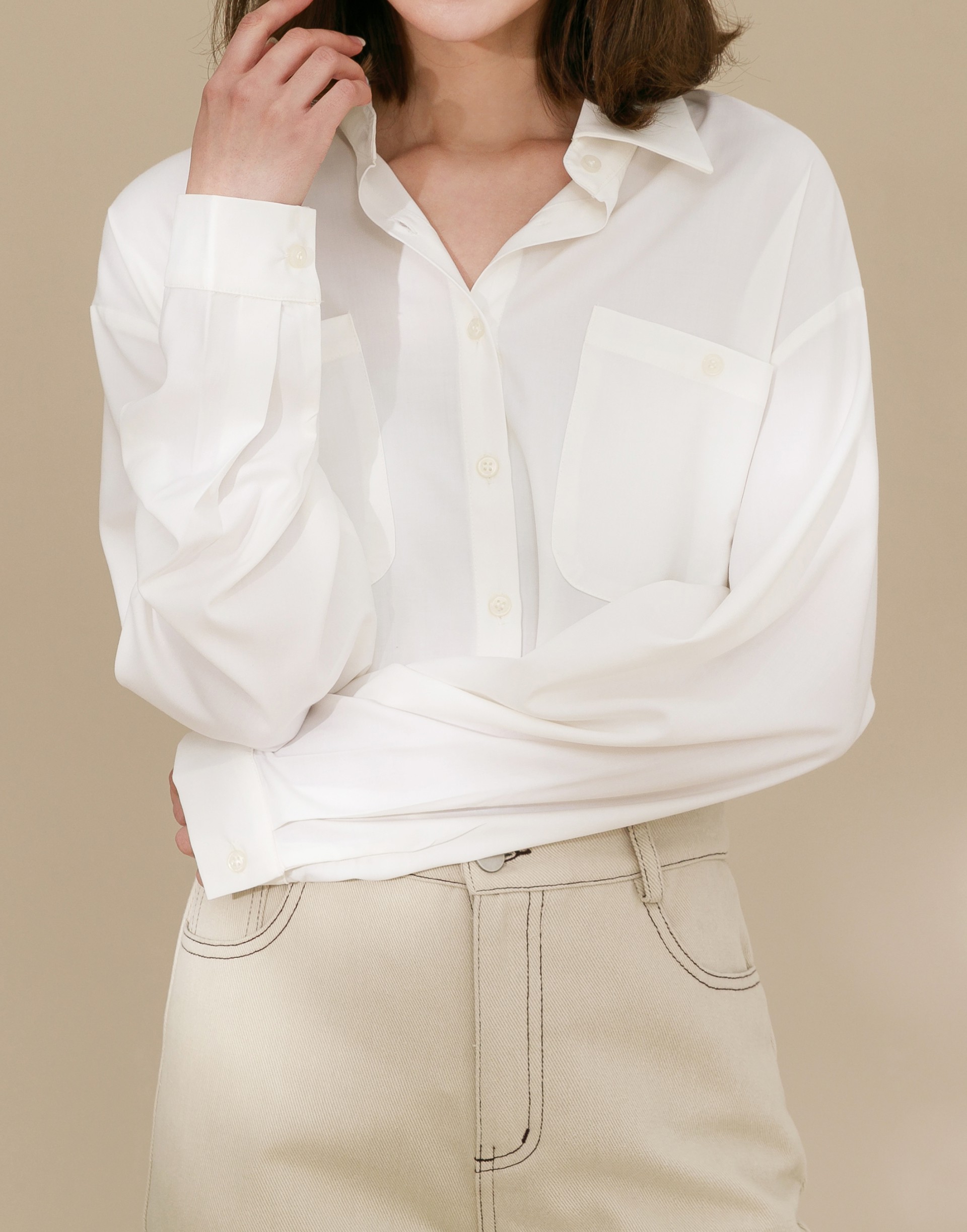 彈性：適中 微光澤感、滑面襯衫質料、胸雙釦口袋設計、後打褶、寬鬆版型兩個尺碼