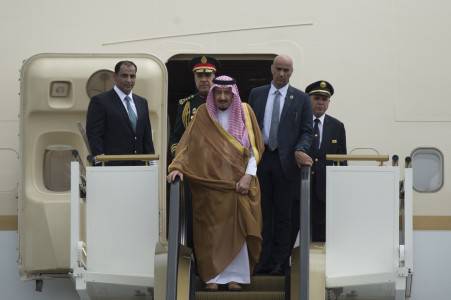 Raja Salman bin Abdulaziz Al-Saud dari Arab Saudi (tengah) tiba di Bandara Halim Perdanakusuma, Jakarta, Rabu (1/3). Foto oleh Rosa Panggabean/ANTARA