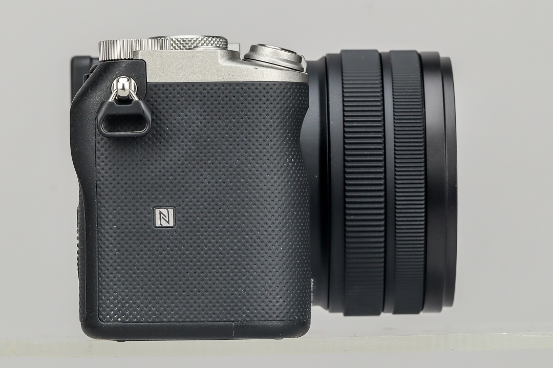 為了縮減體積，機身握把重新設計，蒙皮也改為較精緻的風格。