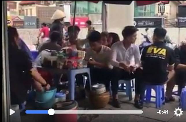 Jijik Banget, Pedagang Ini Beri Minum Pelanggan dengan Air Cucian Kaki