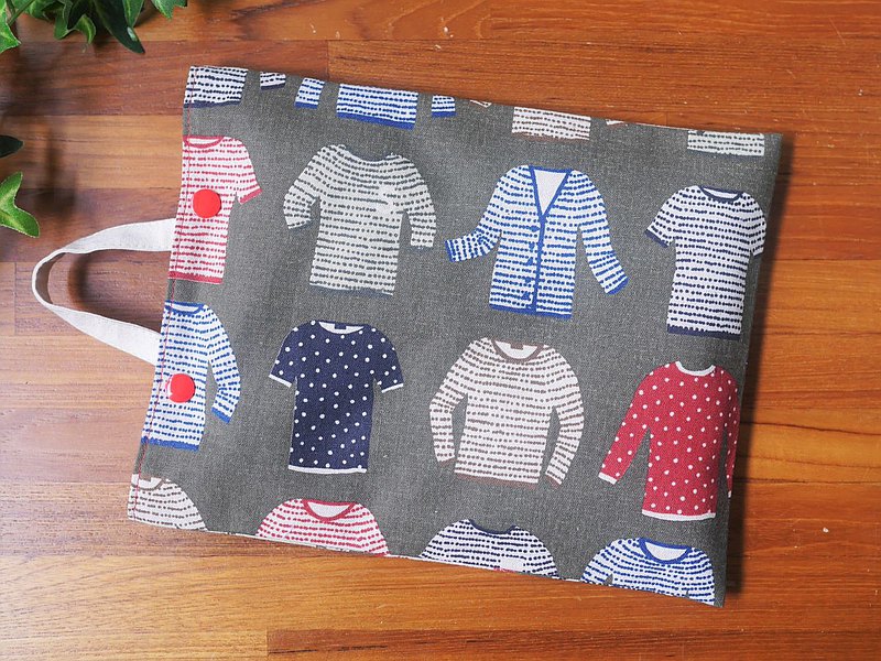 以胚布製作袋身，加入台灣生產的紅豆作為內芯， 當紅豆經過加熱後，飄散出濃濃的紅豆香氣， 不僅溫暖了身體，紅豆香味似乎也為心靈帶來了療癒感。 *因內含植物種子，故無法寄送台灣以外之國家