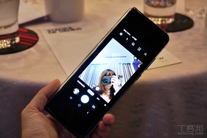 對折時外側有一顆 1000 萬畫素前鏡頭