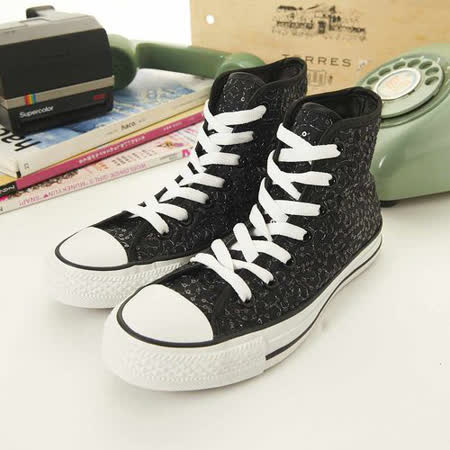 CONVERSE帆布鞋 閃閃惹人愛系列，小亮片和銀繡線的玩美搭配，展現秀氣奢華感，甜美浪漫閃耀登場！