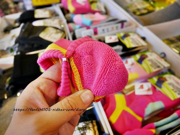 【三峽老街】三峽必買伴手禮 #台灣檜木館 #彰化社頭棉襪機能服飾 #襪子一雙10元 #三角湧老街 (60).JPG