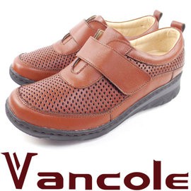 (4)穿著天然皮製的鞋子時，若穿著淺色的襪子，可能因皮革的浸染方式，而使淺色的襪子造成染色，穿著時建議穿著同色襪子。 (5)橡膠製鞋底若遇到氣候潮溼的情況，容易造成鞋底溼滑，需小心行走。 (6)全天然