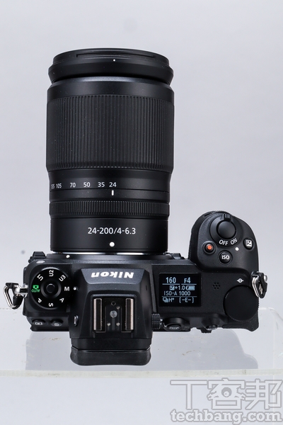 機頂總覽 Z接環鏡頭都具備整體均一的外觀設計，同時也有鏡頭控制環配置，讓使用者在拍照或錄影時可自訂功能，同時機身操作鈕亦相當全面，可對應職業攝影師需求。