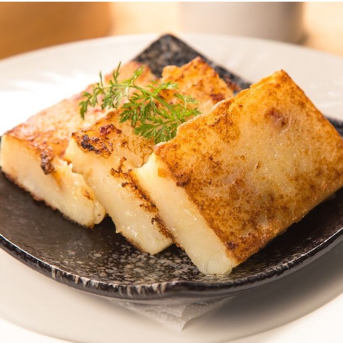 蘿蔔糕金黃酥脆外皮，裡頭卻因手工製作的保有水分而軟嫩Ｑ滑，實實在在的白蘿蔔絲，一口咬下幾度牽絲，蝦米跟臘肉混合的鮮香正港式道地的口味，不油不膩，留下滿口清甜。 【烹煮方法】炒菜鍋子：步驟一：蘿蔔糕切小