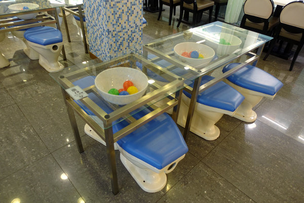 士林打卡餐廳-便所歡樂主題餐廳，士林網美下午茶餐廳，有廚師現點現做好吃餐點，價錢不貴好拍好玩，適合聚會、包場的士林ig打卡餐廳