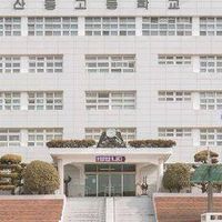โรงเรียนอะไรก็ไม่รู้คิดชื่อไม่ออก