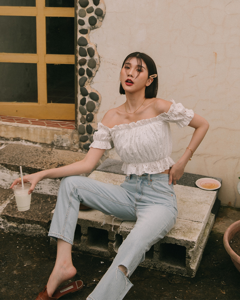 衣身有內裡、袖鏤空設計/精緻雕花面料商品長度/短版商品版型/適中商品厚薄/適中商品彈性/無*深色布料因穿著時接觸人體溫度及洗滌後有脫色及染劑移染狀況，第一次下水脫色為正常現象。*棉/麻為天然纖維的面料