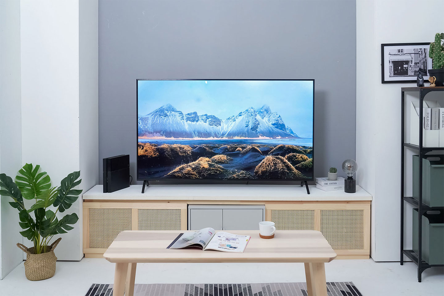 Panasonic TH-65JX750W 提供 4K UHD 的高超畫質規格與多項獨家顯示技術，外觀設計也走簡約風格。