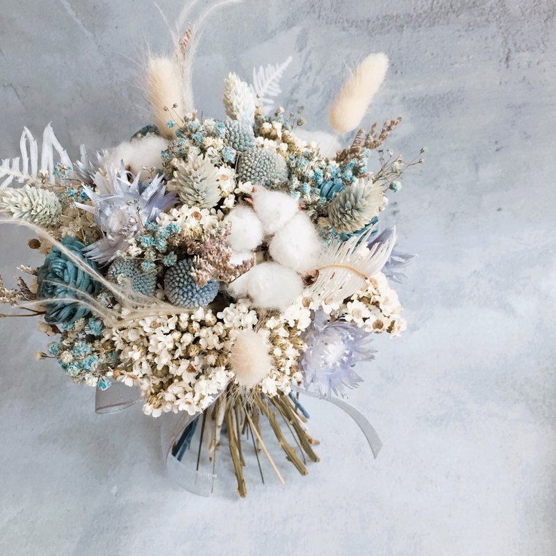 附贈「捧花盒」與「兩個同款胸花」