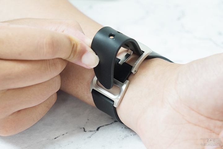 錶帶設計還滿特別的，先調整好錶帶大小後，再將剩下的錶帶塞進去第二個環內就可以穩穩地戴著。