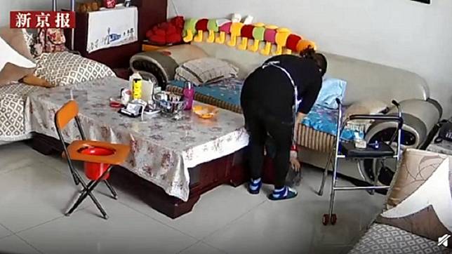 保母抓9旬婦的頭狠撞地板。圖／翻攝自新京報