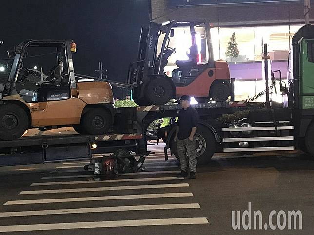 台中市傍晚下班尖峰時段，一輛聯結車與機車發生碰撞，機車騎士送醫，連結車司機驚慌查看。記者林佩均／攝影