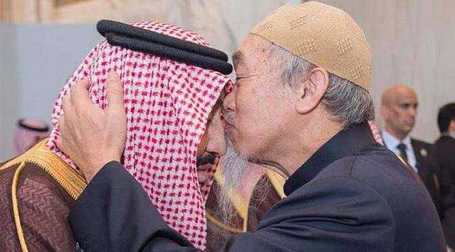 Pria Mencium Raja Salman adalah Warga Malaysia Keturunan China