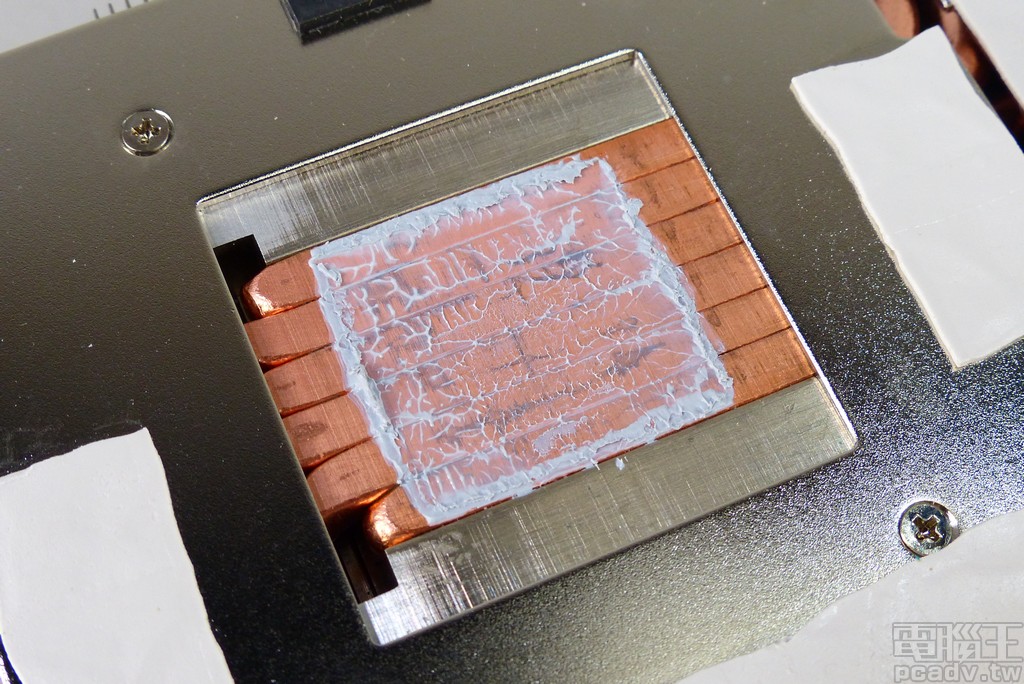熱導管與顯示晶片接觸區域未壓扁，排列寬度剛好能夠完整接觸晶片晶粒