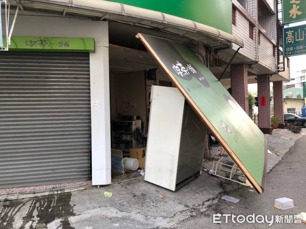 台中飲料店氣爆...2女高中生「等公車遭波及」送醫救治！　現場一片狼藉