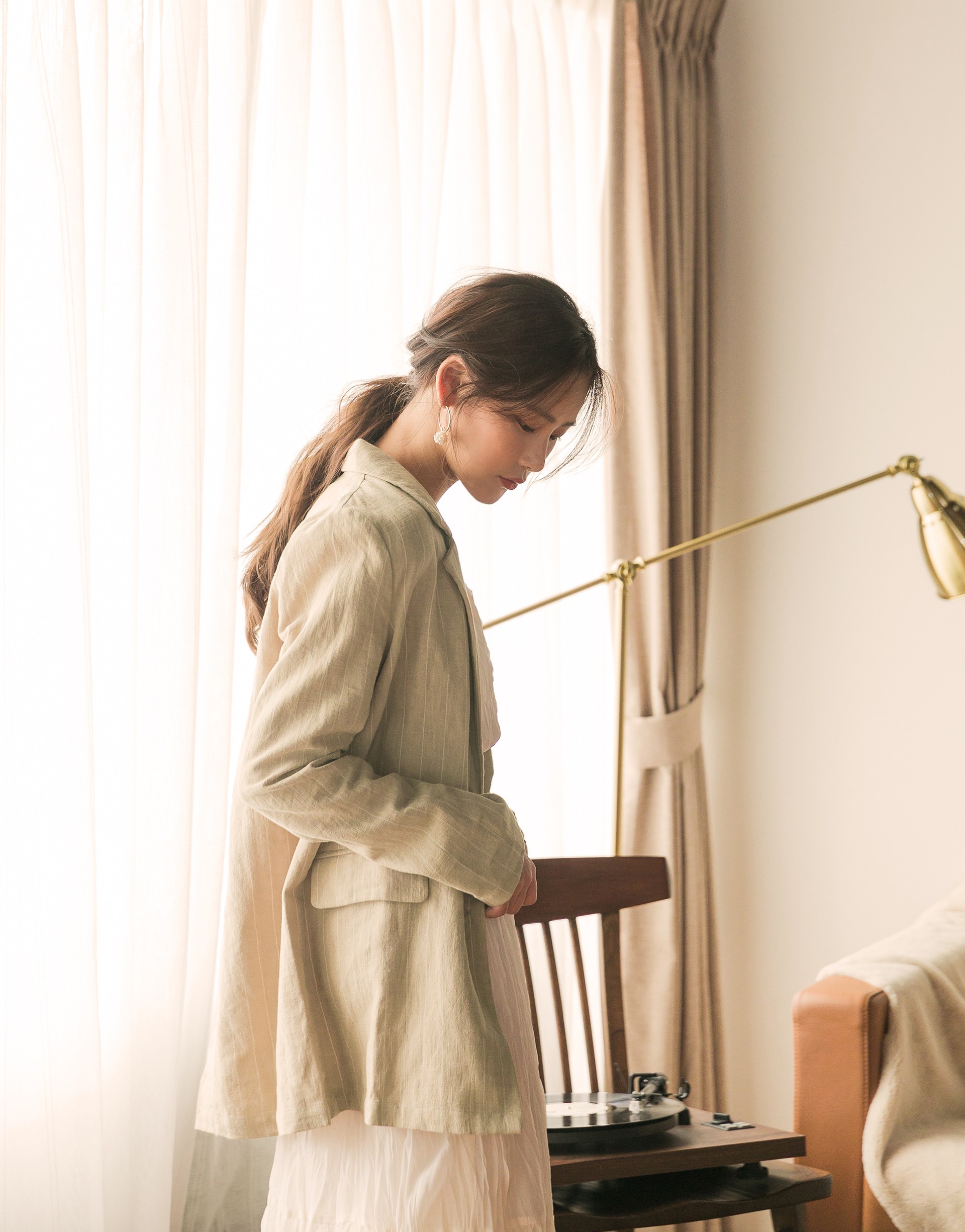 前兩側有袋蓋式真口袋/內部縫分包邊/袖開釦設計/後開岔設計