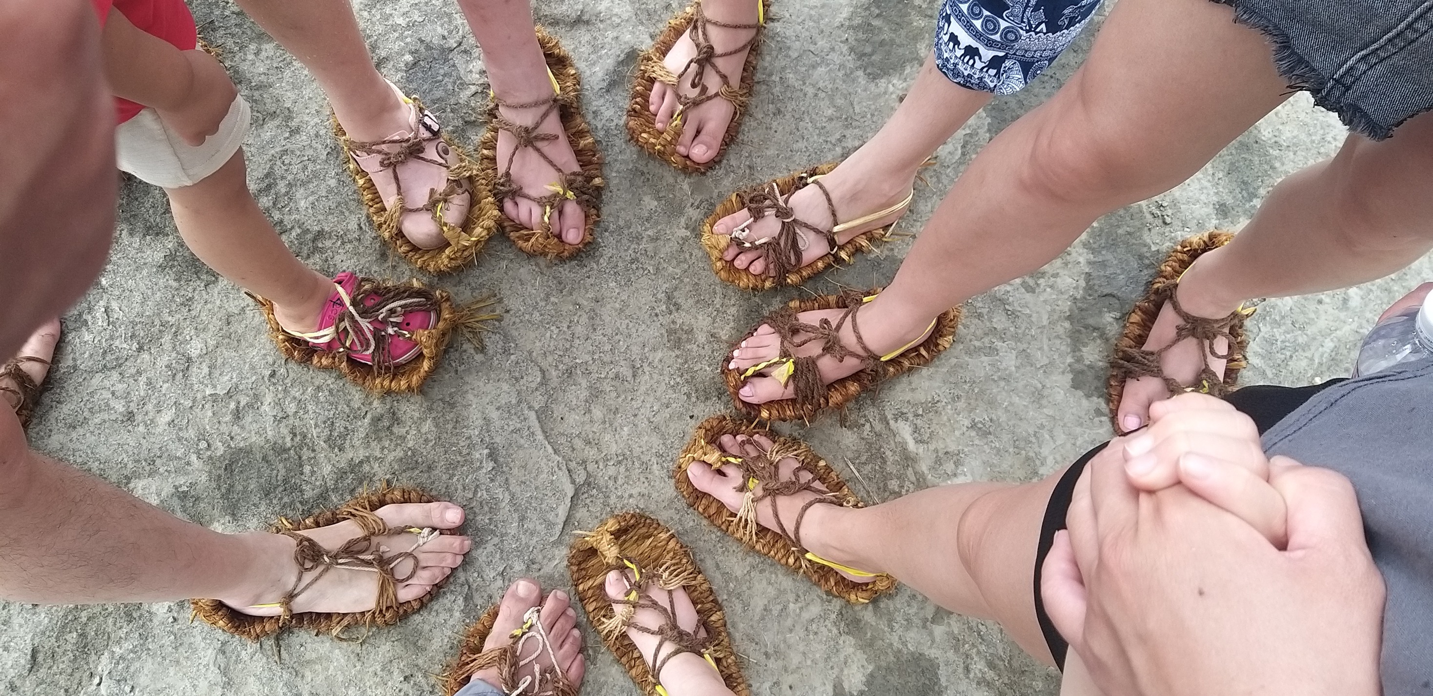 體驗穿著草鞋進入海蝕平台染布的樂趣(圖片提供/基隆市八斗子觀光產業促進會)