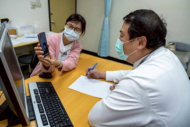 首死病例後「不進醫院」  全台紛開視訊問診、免下車領藥