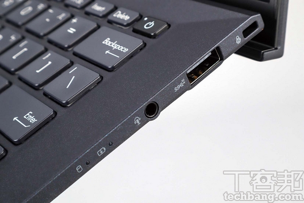 右側輸出入埠 只有一個USB 3.1 Type-A、耳麥孔、狀態提示燈號。
