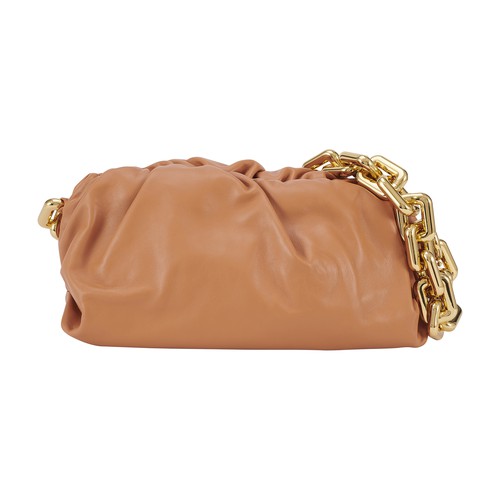 With The Chain Pouch bag, Bottega Veneta has designed a purse-shaped leather piece to be worn on the