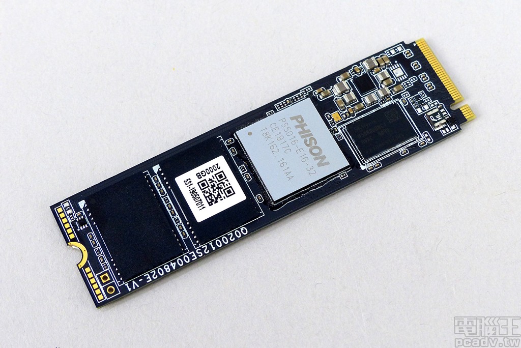 ▲ 卸除散熱片之後，得知 AORUS NVMe Gen4 SSD 採用 Phison 公版參考設計，正面裝設控制器晶片、整合式電源管理轉換晶片、1 顆記憶體、2 個快閃記憶體封裝。