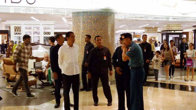 Jokowi Ngemall di Grand Indonesia (Foto: Caroline Pramantie/kumparan)