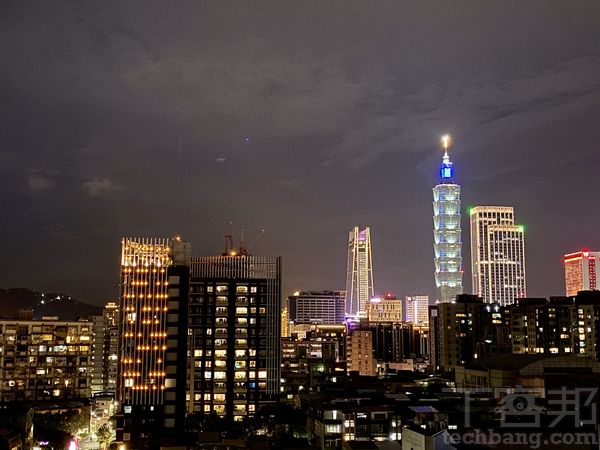 夜間實拍全新的鏡頭組合加上A14晶片即時運算，能快速完成一張照片，除了建築物清楚外，天空的雲也可見。