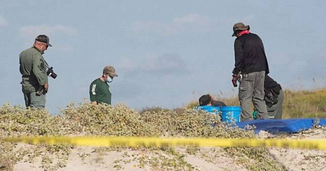 一件「胸罩」留沙灘上　往下挖驚見「兩具腐爛遺體」！