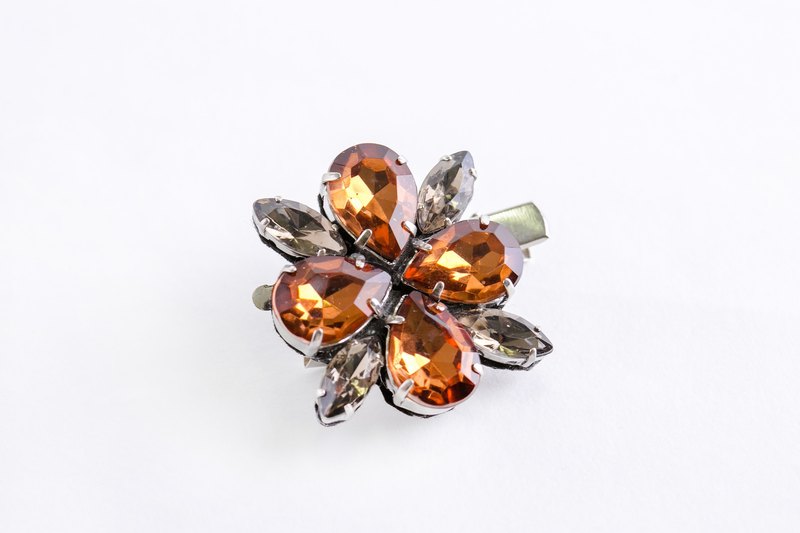 對齊清晰的黑色兩色暗比茹主要的棕色 的柔和的色彩的色階 也很容易適應黑髮棕色頭髮，還有熟悉的地步！ 我吞掉加上這樣的兩色的珠寶華麗感 這將是協調的一個點 從休閒風格，如牛仔褲 你可以用它來滿足各種考究